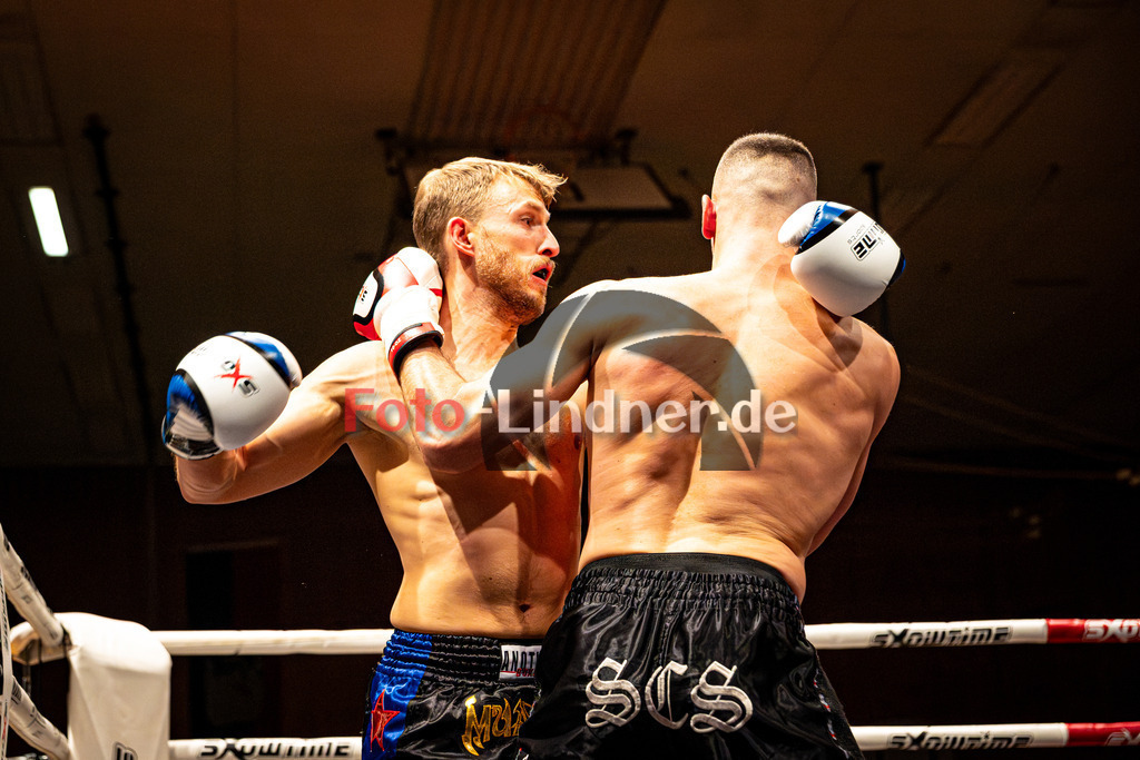 Gauthie Konrad (Ho-Jen Lindau) blau gegen Marcell Bentele (Scs Mun) rot | MFA Fight Night Herrn K1 -75kg Kampf 6, Gauthie Konrad (Ho-Jen Lindau) blau gegen Marcell Bentele (Scs Mun) rot, 20251108,,2025-11-08 in Penzberg (Wellenberghalle Penzberg), Copyright: WolfgangxLindner www.foto-lindner.de