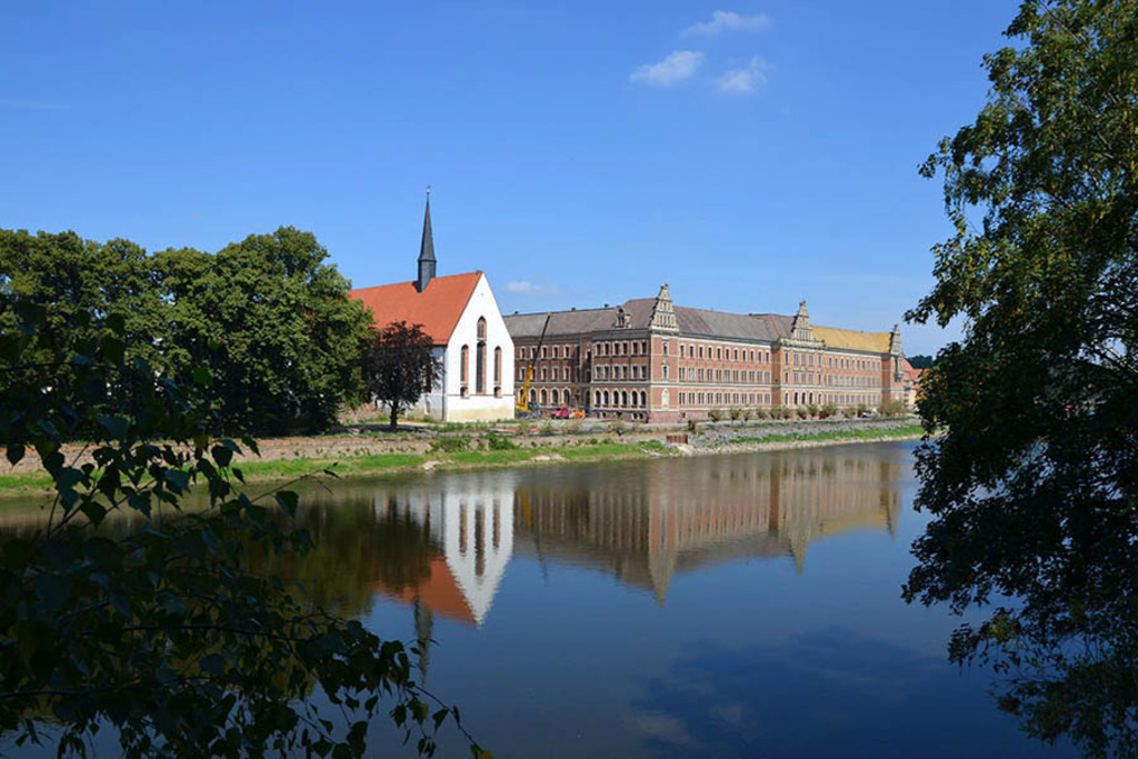 Grimma - Mulde - Klosterkirche und Gymnasium St. Augustin | Entdecke über 20 Kategorien Leipzig-Motive: Foto-Downloads, hochwertige Poster, Leinwand- & Fine-Art-Prints. Jetzt Lieblingsfoto im Bildlexikon Leipzig Shop bestellen!