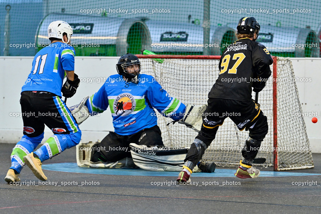 VAS Ballhockey Villach vs. ASKÖ Villach Ballhockey | #97 Pirsch Christoph, #32 Baumann Rene, #11 Heu Marco, VAS Ballhockey Villach vs. ASKÖ Villach Ballhockey, VAS Ballhockey Villach vs. ASKÖ Villach Ballhockey am 28.05.2025 in Villach (Alpen Arena ), Austria, (Photo by Bernd Stefan)