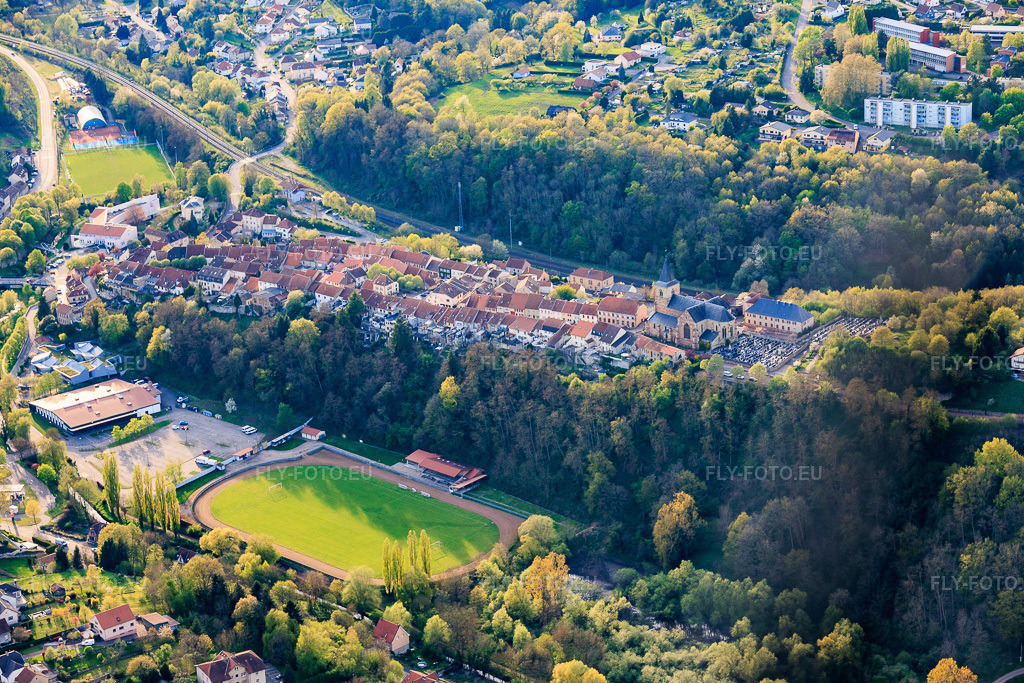 Vue aérienne: Le stade Omnisport et la salle des fêtes Espace De Wendel se trouvent en contrebas de la vieille ville historique, sur la crête. à Hombourg-Haut dans le département Moselle, France – .Photo: IMG_154700.jpg prise le 17/04/2026 par Werner Riehm/FLY-FOTO.eu – Résolution de l'original: 5641 x 3760 px