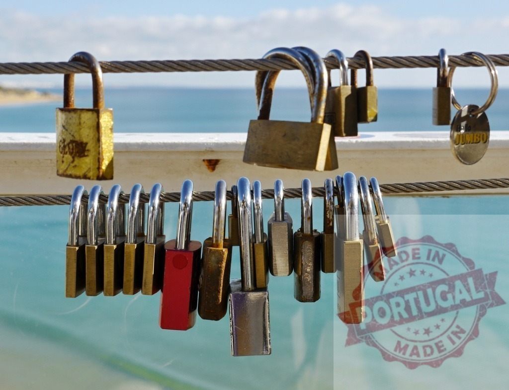 Love locks securing relationship commitment on a bridge | Love locks symbolizing romance and commitment fastened to a bridge railing over the ocean - Realisiert mit Pictrs.com