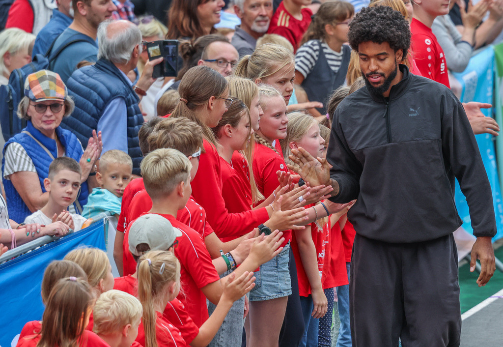 top-top.de-250828-124 | Foto, Video, Fotografie, Videografie, Fotobox, DJ, Discjockey, Musik, Musikbox, Veranstaltung, Photobooth, Amazon, Ebay, Buchtipp, Bestseller, Autor, Verlag, Buch, Wesel, Hamminkeln, NRW, Dinslaken, Rees, Drohne, Hochzeit, Party, Fotobox, Wesel, Fotograf