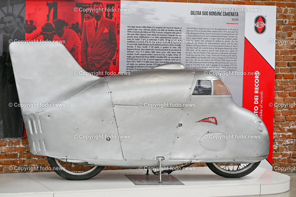Italien_ Toskana_ Provinz Pisa_ Pontedera_ Vespa_ 29.05.2024-70 | 29.05.2024, Italien, ITA, Toskana, Pontedera im Bild Piaggio, Vespa, Museum

Piaggio ist ein italienischer Fahrzeughersteller mit Sitz in Pontedera. Das Unternehmen produziert verschiedene Mofas und Motorroller, unter anderem die Vespa, das Lastendreirad Ape sowie den Kleintransporter Porter. Zum Konzern gehören auch die Motorradmarken Aprilia, Derbi, Gilera, Laverda und Moto Guzzi. 
Quelle: Wikipedia