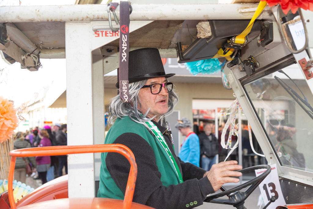 Umzug2025-177_9856 | Fotostrecke: FASCHINGSUMZUG 2025 in Loosdorf. 22 Masken(gruppen)-Teilnehmer: Loosdorfer Vereine, Wirtschaftstreibende, Gemeindeabordnungen sowie Kreditinstitute. rund 700 Besucher entlang der Hauptstrasse. Veranstaltungs-Sicherung durch Mannschaft der FF-Loosdorf mit schwerem Gerät. Maskenprämierung am EKZ-Platz durch Bgm. Thomas Vasku in den Kategorien: Bester Festwagen (Fa. gkonzept-Groissenberger; Beste Personengruppe-ASK-Loosdorf; Beste Einzelperson; Weiteste Anreise-FF Schollach;