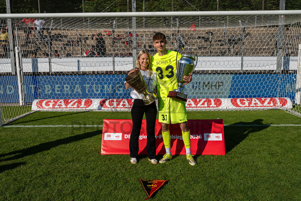 Stuttgarter Kickers vs. SG Sonnenhof Großaspach, Fussball, WFV-Pokal, Finale, 23.05.2026 | Tim Schulz (SG Sonnenhof Großaspach, #33) und Anne Janzer,Stuttgarter Kickers vs. SG Sonnenhof Großaspach, Fussball, WFV-Pokal, Finale, 23.05.2026