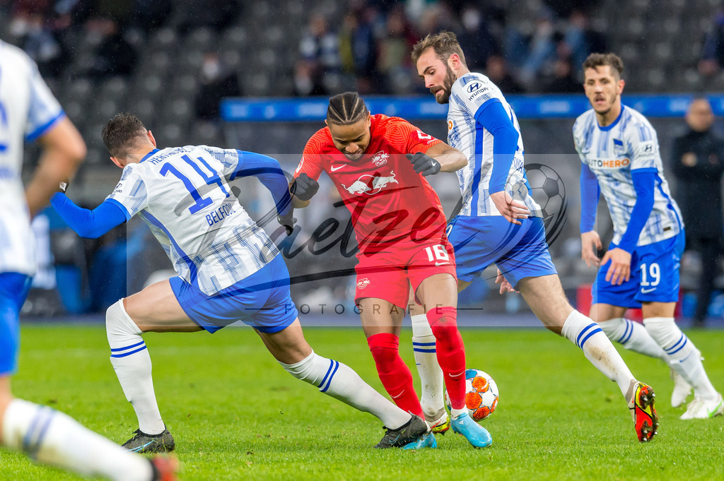 BSCRBL20220220_067 | Fussball, Herren: Ishak Belfodil (Hertha BSC), Christopher Nkunku (RB Leipzig) und Lucas Tousart (Hertha BSC) im Zweikampf bei dem Spiel der 1. Bundesliga zwischen Hertha BSC und RB Leipzig im Olypiastadion am 20.02.2022 in Berlin, Deutschland.DFB / DFL REGULATIONS PROHIBIT ANY USE OF PHOTOGRAPHS AS IMAGE SEQUENCES AND/OR QUASI-VIDEO. - Realisiert mit Pictrs.com