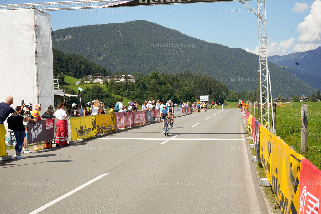 792_20230817_Bewerb_Maenner_Muehlanger | AUT - OESTERREICH, 2023-08-16: SPORT RENNRAD-FAHREN - 55. INTERNATIONALER RADWELTPOKAL IN ST. JOHANN IN TIROL  - Vintage-Radrennen mit WM-Bronze-Medaillen-Siegerin Christina Schweinberger, den Teilnehmer und Alexander Baumann (vom Orginastions-Team) - TAG 2 BEWERB MAENNER IN SECHS GRUPPEN  ; Foto: Roland Muehlanger