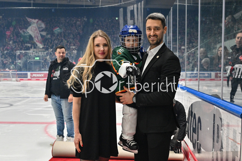 Augsburger Panther - Adler Mannheim | Dennis ENDRAS wird vor der Parite fuer seine Karriere geehrt / Ehrung / DEL: Augsburger Panther - Adler Mannheim, Curt Frenzel Stadion am 26.12.2024 / im Bild mit seiner Frau und seinem Sohn