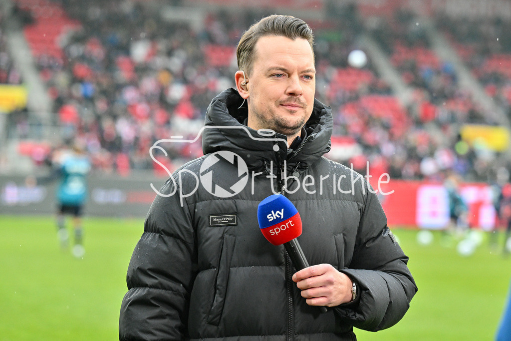 SSV Jahn Regensburg - 1. FC Köln | Im Bild SKY Moderator Florian PLETTENBERG / Freisteller / Einzelfoto / 2. Bundesliga: SSV Jahn Regensburg - 1. FC Koen, Jahnstadion am 08.12.2024