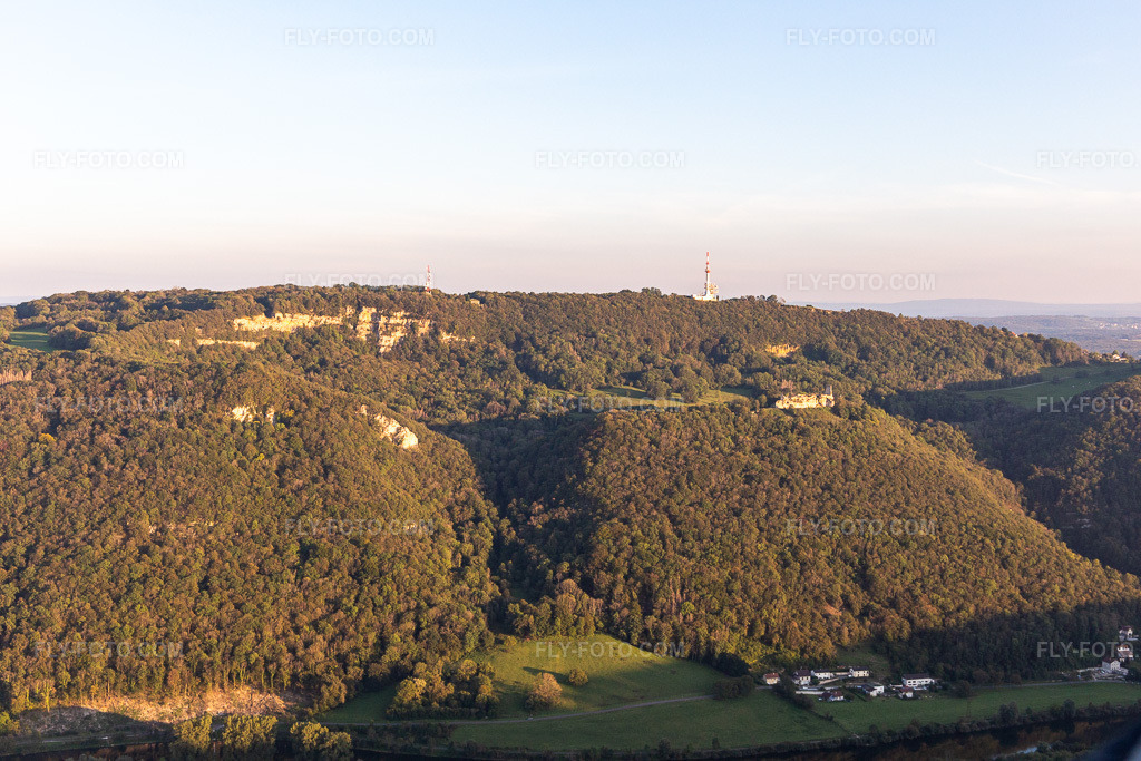 Aerial view: Château fort en ruine de, Belvedere et Fointaine Montfaucon in Montfaucon in the state Doubles, France. – Photo: IMG_129643.jpg taken on 09/23/2021 by Werner Riehm/FLY-FOTO.com – Resolution of the original: 5472 x 3648 px