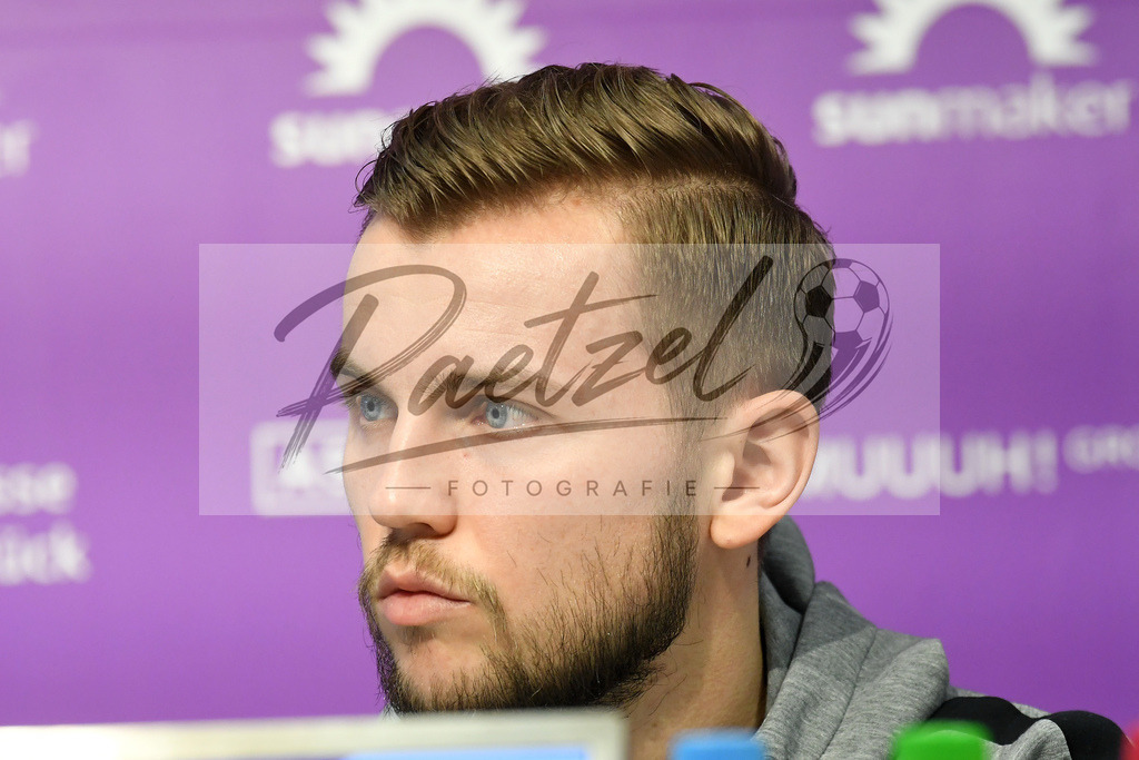 20200304_PKOSNA_0033 | Fussball, Herren: David Blacha (VfL Osnabrueck) schaut waehrend der Pressekonferenz des VfL Osnabrueck im Presseraum des Stadion an der Bremer Bruecke am 04.03.2020 in Osnabrueck, Deutschland. - Realisiert mit Pictrs.com