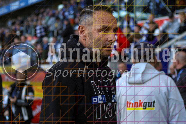 07.04.2026, GER, Fussball, Herren, 3. Liga, Saison 2025/2026, MSV Duisburg - VfL Osnabrück | Trainer Dietmar Hirsch (MSV Duisburg) schaut 