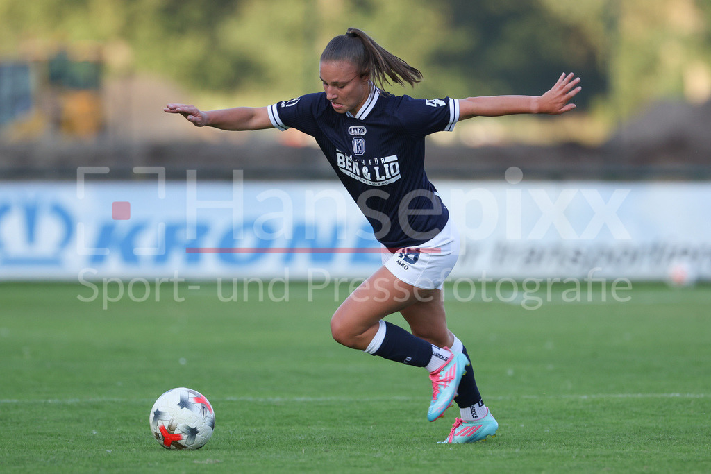 Fussball, Testspiel Frauen, SV Meppen - MSV Duisburg | Lana Hubbeling (SV Meppen, 18) am Ball, Freisteller, Einzelbild, Ganzkörper, Aktion, Action, Spielszene