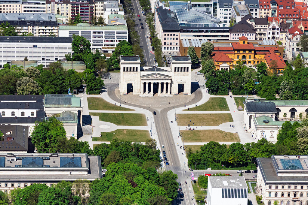 dr__0064268.jpg | MüNCHEN 29.04.2025 Museums- Gebäude- Ensemble " Propyläen " und Staatliche Antikensammlung am Königsplatz im Stadtteil Maxvorstadt in München im Bundesland Bayern, Deutschland. Weiterführende Informationen bei: Staatliche Antikensammlungen und Glyptothek. // Museum-building ensemble "Propylaea" and State Collection of Antiquities at Koenigsplatz in the district Maxvorstadt in Munich in the state Bavaria, Germany. Further information at: Staatliche Antikensammlungen und Glyptothek. Foto: Daniel Reiter