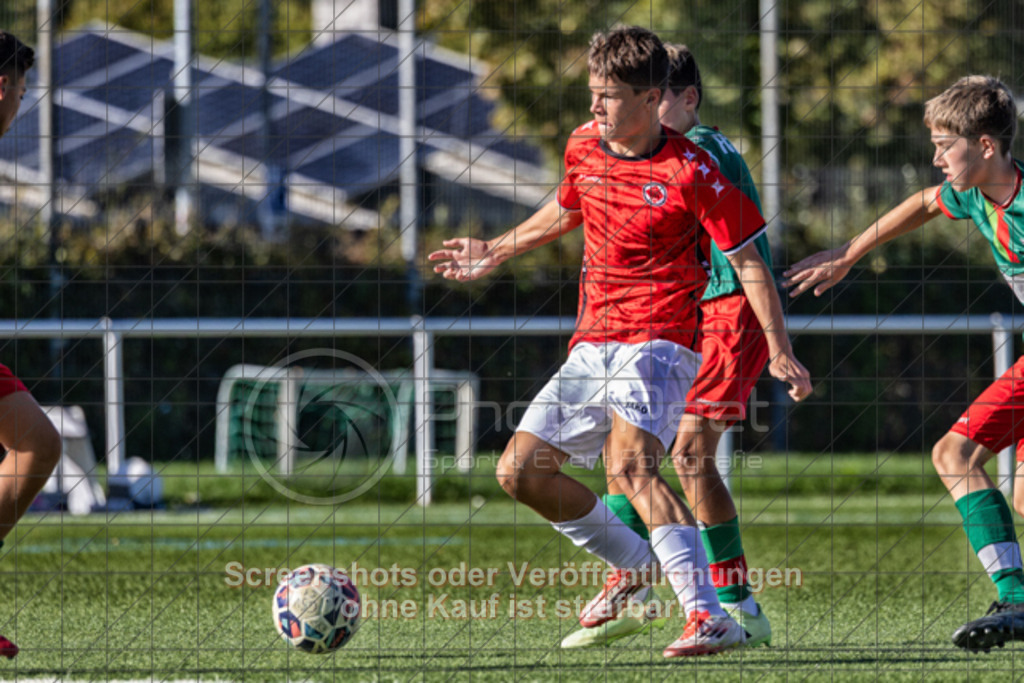 20250920_163806_0506-Bearbeitet | #,1.Göppinger SV (rot) vs. FC Esslingen II (grün), Fussball, C-Junioren Leistungsstaffel Mitte - wfv 2025/2026, Kunstrasenplatz Nord, Hohenstaufenstr. 116, 73033 Göppingen, 20.09.2025 - 15:30 Uhr,Foto: PhotoPeet-Sportfotografie/Peter Harich