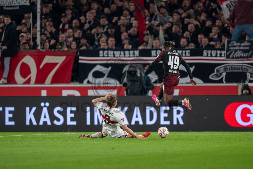 VfB Stuttgart vs. RB Leipzig, Fussball, 1. Bundesliga, 26. Spieltag, 15.03.2026 | Zweikampf zwischen Ramon Hendriks (VfB Stuttgart, #03) und Yan Diomande (RB Leipzig, #49),VfB Stuttgart vs. RB Leipzig, Fussball, 1. Bundesliga, 26. Spieltag, 15.03.2026Foto: photosbyphips/Philip Ziegler