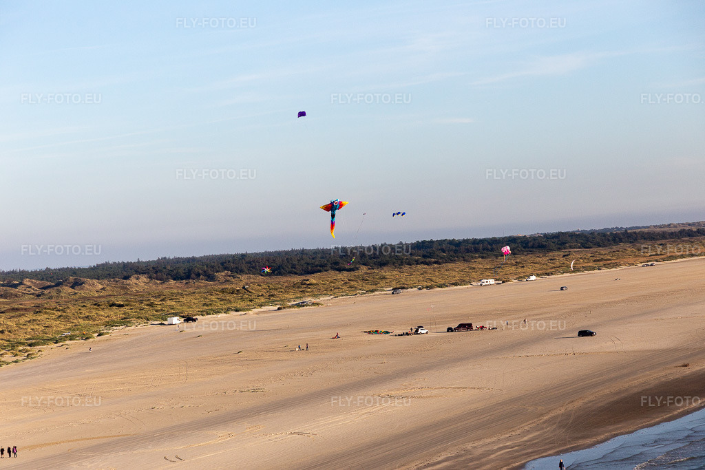 Vue aérienne: Cerfs-volants sur la plage à Fanø dans le département Syddanmark, Danemark. Photo: IMG_118799.jpg prise le 21/09/2019 par Werner Riehm/FLY-FOTO.eu – Résolution de l'original: 5472 x 3648 px