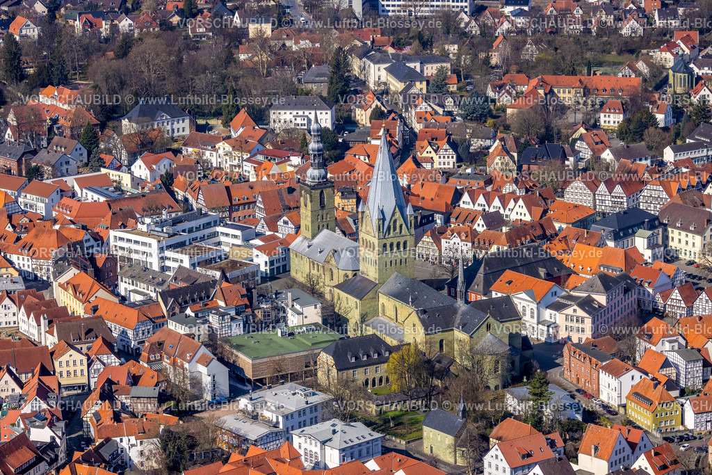 Soest220301351 | Luftbild, kath. Kirche St. Patrokli-Dom und St. Petri Kirche - Alde Kerke in der Altstadt, Soest, Soester Börde, Nordrhein-Westfalen, Deutschland