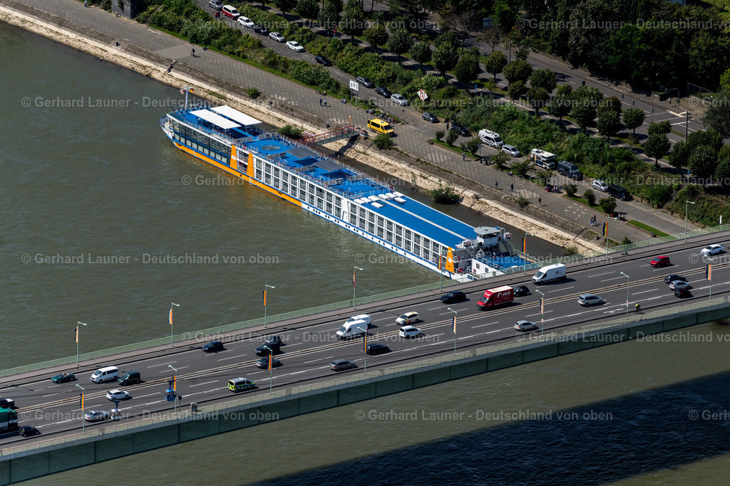 4048701 | Flußkreuzfahrtschiff der Avista Reisen am Anleger in Köln