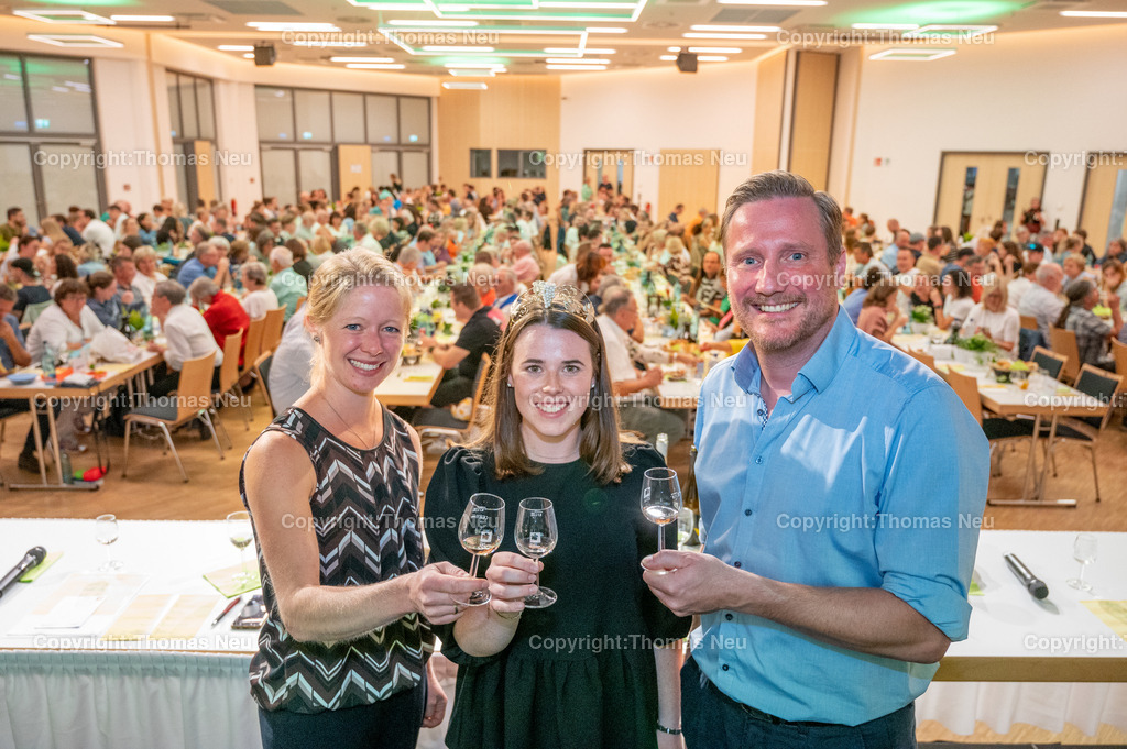 DSC_6975 | bbe, Bensheim, Winzerfest 2024, Gebietsweinprobe im Bürgerhaus moderiert von Jan Faber, Charlotte Freiberger-Rabold und Gebietsweinkönigin Katja Simon (Mitte), , ,, Bild: Thomas Neu