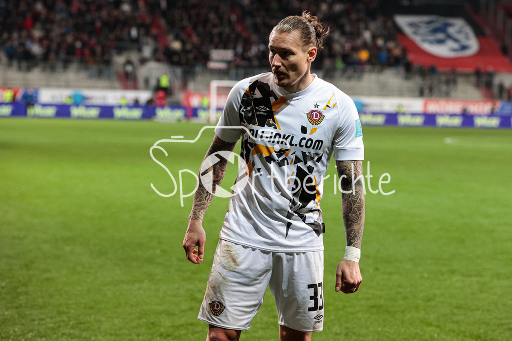 FC Ingolstadt - Dynamo Dresden | Manuel SCHAEFFLER (SGD #31) in Erwartung eines kurzen Eckballs / Einzelfoto / Freisteller