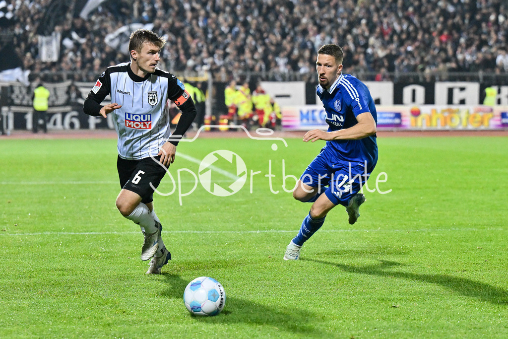 SSV Ulm 1846 Fussball - FC Schalke 04 | im Duel Thomas GEYER (SSV Ulm #6) und Janik BACHMANN (FC Schalke #14) / Zweikampf / 2. Bundesliga: SSV Ulm 1846 Fussball - FC Schalke 04, Donaustadion am 01.11.2024