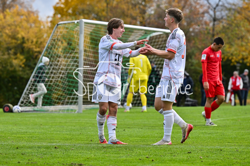 SpVgg Unterhaching U19 - FC Bayern München U19 | Jubel der Gäste nach dem Treffer zum 1-4 durch Bohdan OLYCHENKO (FC Bayern München U19 8) / Hattrick / Tor / Torschuetze / Freude / Happy / U19 DFB Nachwuchsliga: SpVgg Unterhaching - FC Bayern München; Sportschule Oberhaching am 18.10.2025