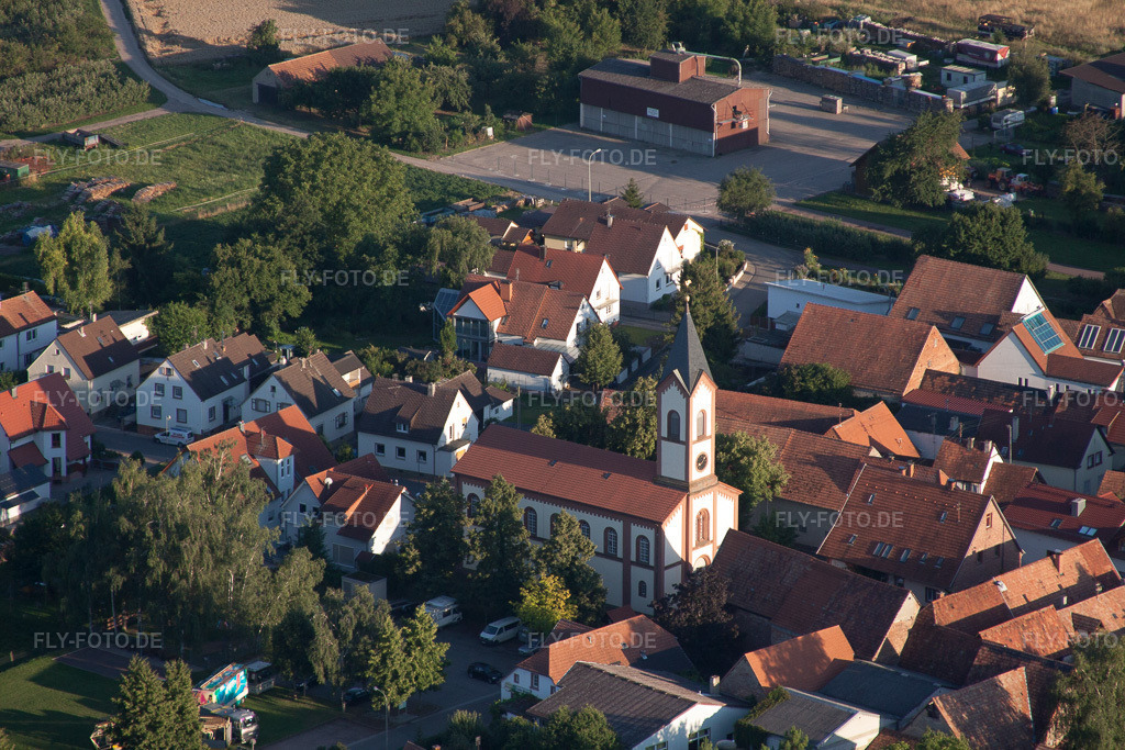 Luftbild: Ortsansicht der Straßen und Häuser der Wohngebiete im Ortsteil Billigheim in Billigheim-Ingenheim im Bundesland Rheinland-Pfalz in Deutschland. Foto: IMG_51114.jpg vom 22.07.2012 durch Werner Riehm/FLY-FOTO.de