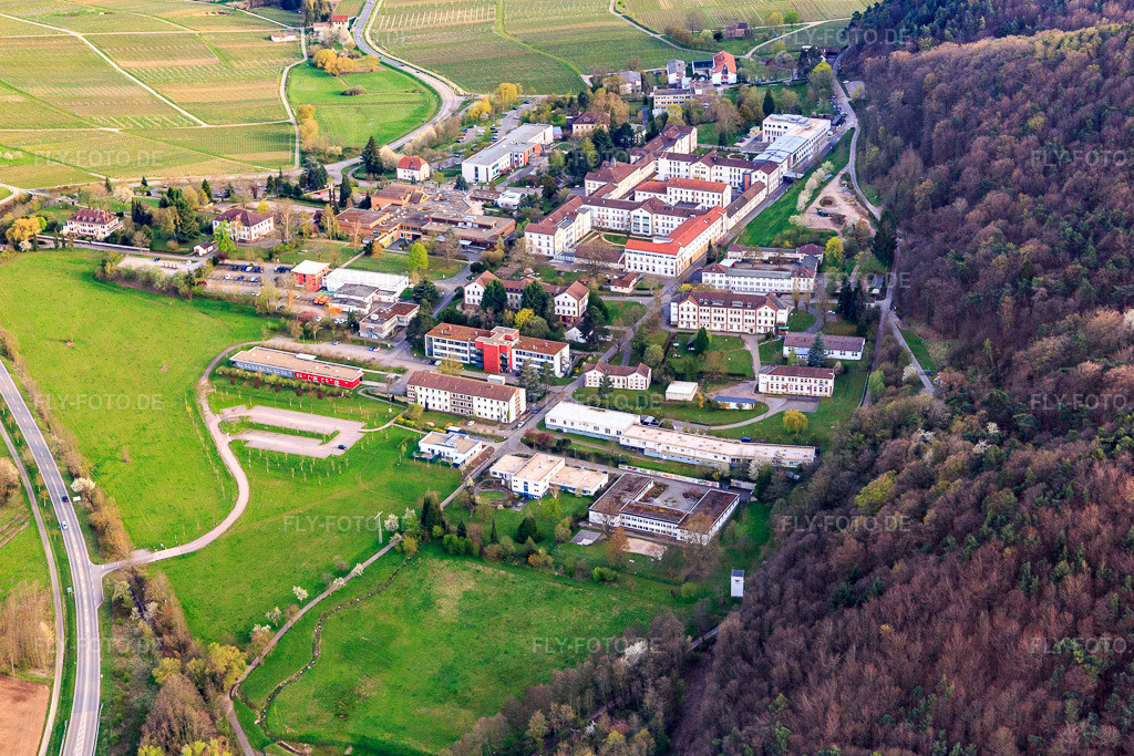 Luftbild: Pfalzklinik Landeck aus Norden in Klingenmünster im Bundesland Rheinland-Pfalz in Deutschland. – Foto: IMG_131172.jpg vom 12.04.2022 durch Werner Riehm/FLY-FOTO.de – Auflösung des Originals: 5224 x 3483 px – Symbol Peilsender – Klingenmuenster | Gemeinde Klingenmünster Kreis Südliche Weinstraße