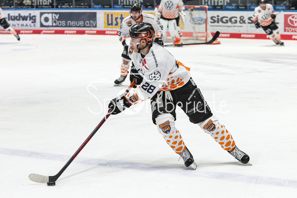 Augsburger Panther - Grizzlys Wolfsburg | Matthew Gabriel LORITO (WOB #28) am Puck