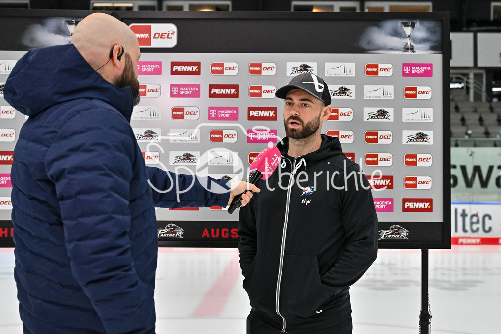 Augsburger Panther - Adler Mannheim | Beim Interview von MagentaSport Luke ESPOSITO (Adler Mannheim 19) / FReisteller / Einzelfoto / DEL: Augsburger Panther - Adler Mannheim, Curt Frenzel Stadion am 16.02.2025