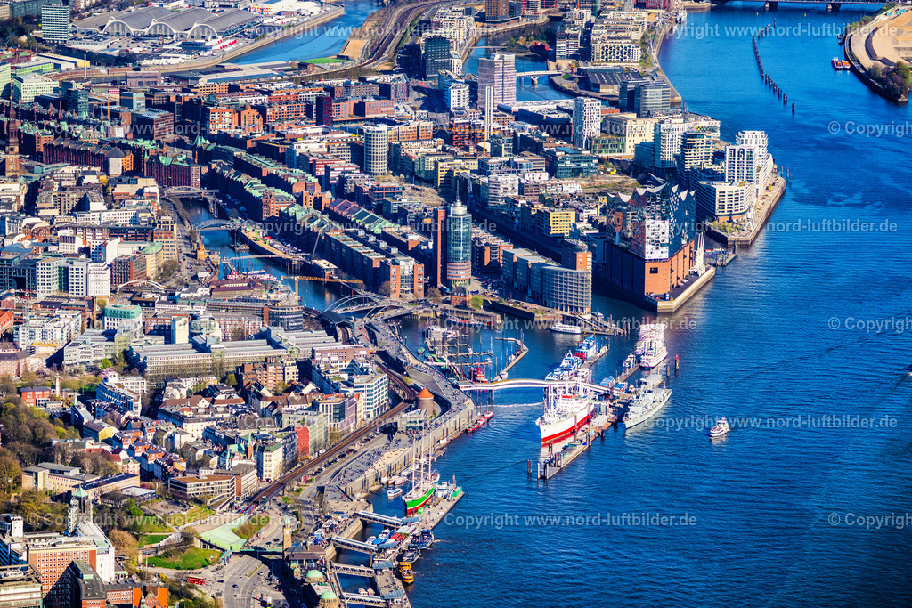 Hamburg_Hafencity_Rickmer_Rickmers_Cap_San_Diego_ELS_3815060425 | HAMBURG 06.04.2025 Elbphilharmonie am Ufer der Elbe in Hamburg. Das Konzerthaus- Gebäude im Stadtteil Hamburg-HafenCity befindet sich am Ufer der Elbe der Hansestadt. Weiterführende Informationen bei: HamburgMusik gGmbH,  ReGe Hamburg Projekt-Realisierungsgesellschaft mbH. // The Elbe Philharmonic Hall on the river bank of the Elbe in Hamburg. Further information at: HamburgMusik gGmbH,  ReGe Hamburg Projekt-Realisierungsgesellschaft mbH. Foto: Martin Elsen