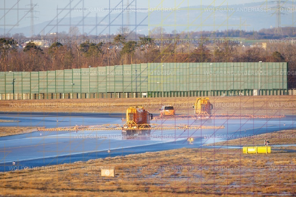 2026102-100018_EDDF_NW_TAXI_R3C_0003 | Während Flugzeuge starten und landen, sorgen sie im Hintergrund für Sicherheit: Maintenance-Teams am Flughafen Frankfurt am Main im Einsatz. Enteisung der Runways, Präzision unter Zeitdruck und die Kraft der orangefarbenen Spezialfahrzeuge – stille Profis, ohne die nichts fliegt - Realisiert mit Pictrs.com