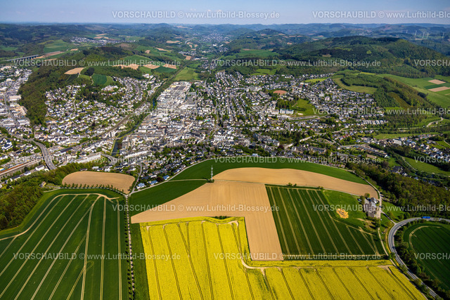 Meschede240505855 | Luftbild, Wohngebiet Ortsansicht Meschede umgeben von Hügellandschaft mit Wiesen und Rapsfeldern, Sendemast, Meschede-Stadt, Meschede, Sauerland, Nordrhein-Westfalen, Deutschland