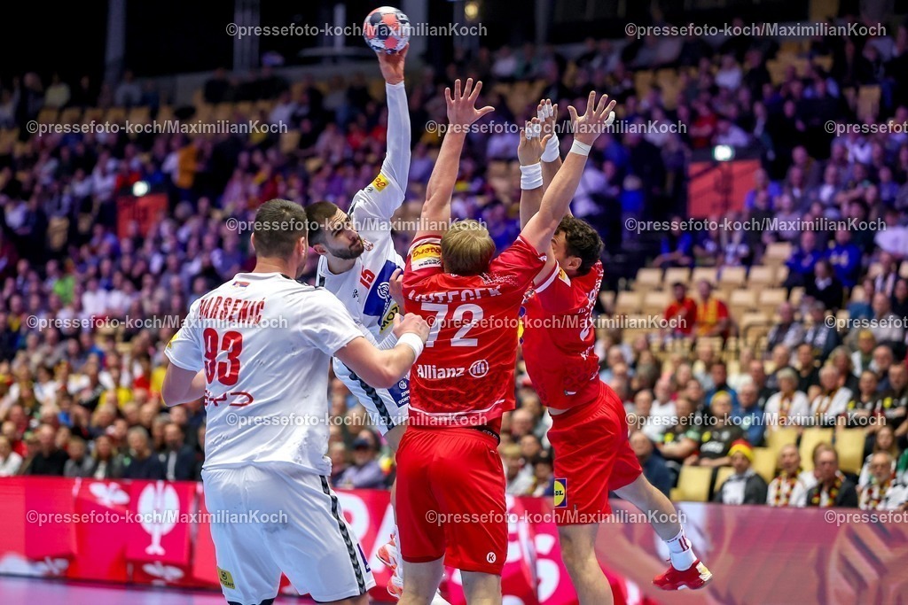 EHF19012601011 | 19.01.2026, Handball, Men's EHF EURO 2026, Österreich - Serbien, Jyske Bank Boxen in Herning, Dänemark, Preliminary Round:  Mijajlo Marsenic (Serbien #93)  Uros Kojadinovic (Serbien #15)  Lukas Hutecek (Austria #72) 
