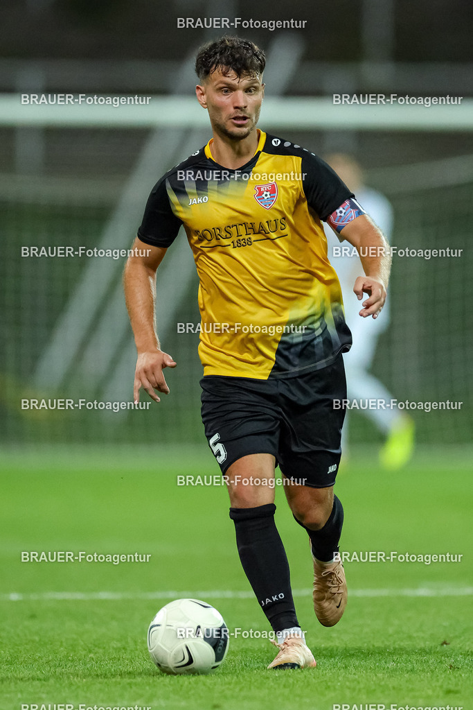 SB_KFCBAU_20250815_6037.JPG -  - KFC Uerdingen - SF Baumberg - Oberliga Niederrhein | Krefeld, Deutschland, 15.08.25: Ole Päffgen (KFC Uerdingen) in Aktion, am Ball, Einzelaktion während des Oberliga Niederrhein Spiels zwischen KFC Uerdingen - SF Baumberg in der Grotenburg Stadion am 15. August 2025 in Krefeld, Deutschland. (Foto von Stefan Brauer/Brauer-Fotoagentur)