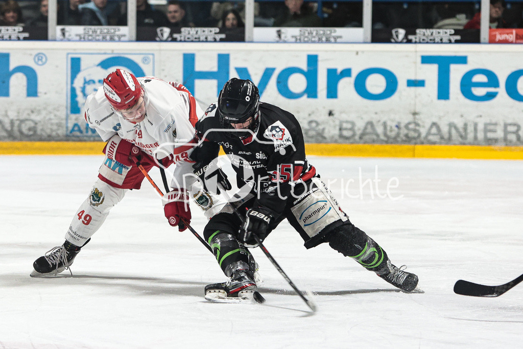 EHC Königsbrunn - TEV Miesbach | Ales FURCH (TEV #49) im Duell mit Nicolas BAUR (EHC #55)