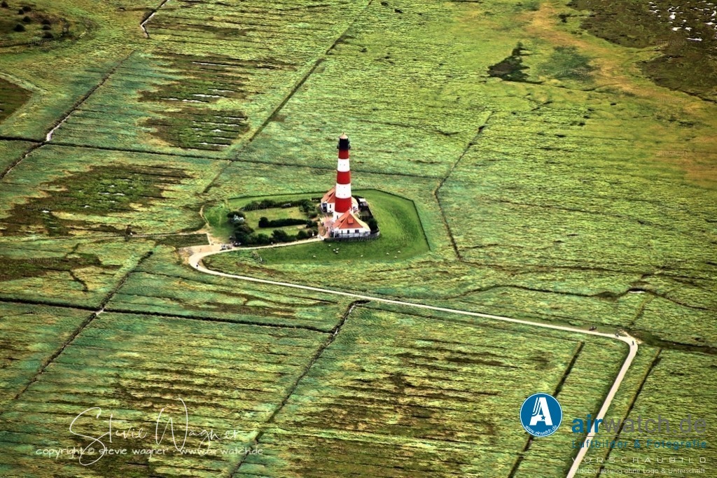 Westerhever Leuchtturm | Der Leuchtturm kann von April bis Oktober besichtigt werden. Die Besichtigung ist aufgrund der hohen Nachfrage empfohlen. Kinder unter 8 Jahren dürfen den Turm nicht besteigen. Die Anmeldung und der Verkauf der Eintrittskarten erfolgen im Info-Hus am Parkplatz in Westerhever.