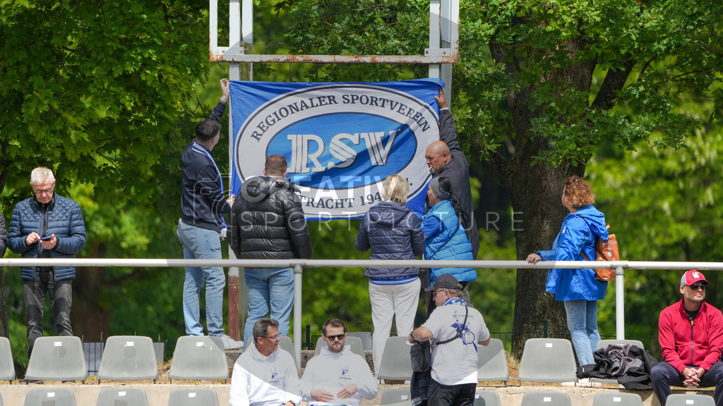 Fußball, Herren, Saison 2024/2025, Finaltag der Amateure 2025, Landespokal Brandenburg, Finale, VfB 1921 Krieschow vs. RSV Eintracht 1949, Samstag 24.05.2025, Volksparkstadion Neuruppin, | Fußball, Herren, Saison 2024/2025, Finaltag der Amateure 2025, Landespokal Brandenburg, Finale, VfB 1921 Krieschow vs. RSV Eintracht 1949, Samstag 24.05.2025, Volksparkstadion Neuruppin, Im Bild: Die Fans des RSV Eintracht 1949 hissen Ihre Vereinsfahne. - Realisiert mit Pictrs.com