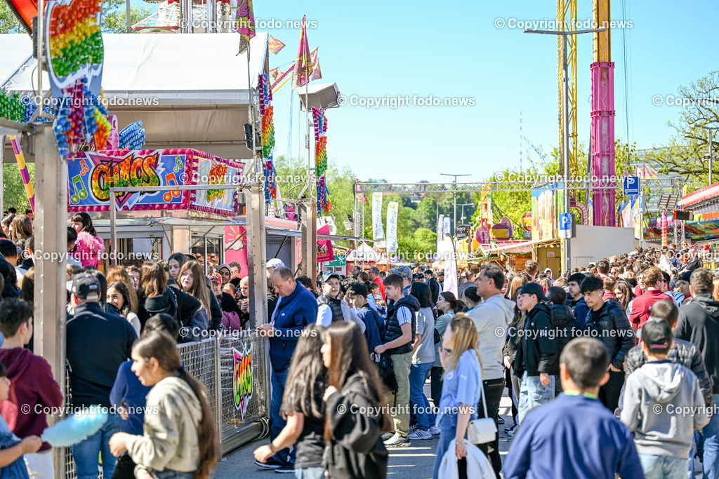 Urfahraner Jahrmarkt 2024_ Fruehjahr_ 27.04.2024-13 | 27.04.2024, Linz, AUT, Urfahraner Jahrmarkt 2024 Fruehjahr, im Bild Festakt, Bierzelt, Fahrgeschaeft, Ausstellung, Standler, Tradition, Riesenrad, Halle, Autodrom, Ringelspiel, Karrussel, Fahrgeschaefte, Breakdance, Menschen, Besucher, Suessigkeiten