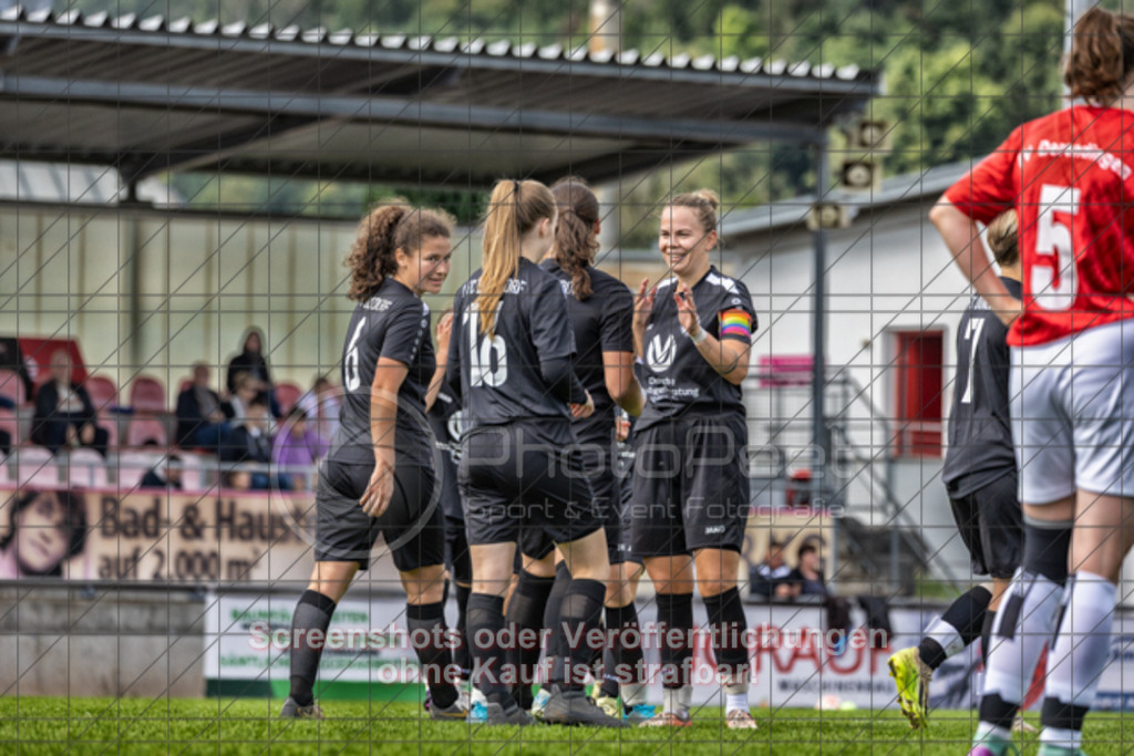 20250928_143257_0562-Bearbeitet | #,1.FC Donzdorf (schwarz) vs. TV Derendingen (rot), Fussball, Frauen-Verbandsliga Württemberg, 03. Spieltag, Saison 2025/2026, Rasenplatz Lautertal Stadion, Süßener Straße 16, 73072 Donzdorf, 28.09.2025 - 13:00 Uhr,Foto: PhotoPeet-Sportfotografie/Peter Harich