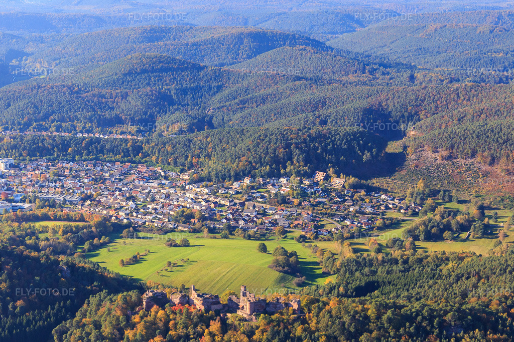 Luftbild: Hauensteiner Straße und Eremitage Dahn - Ferienwohnung in Terassenhaus in Dahn im Bundesland Rheinland-Pfalz in Deutschland. Foto: IMG_103942.jpg vom 14.10.2017 durch Werner Riehm/FLY-FOTO.deEremitage Dahn - Ferienwohnung in der Pfalz