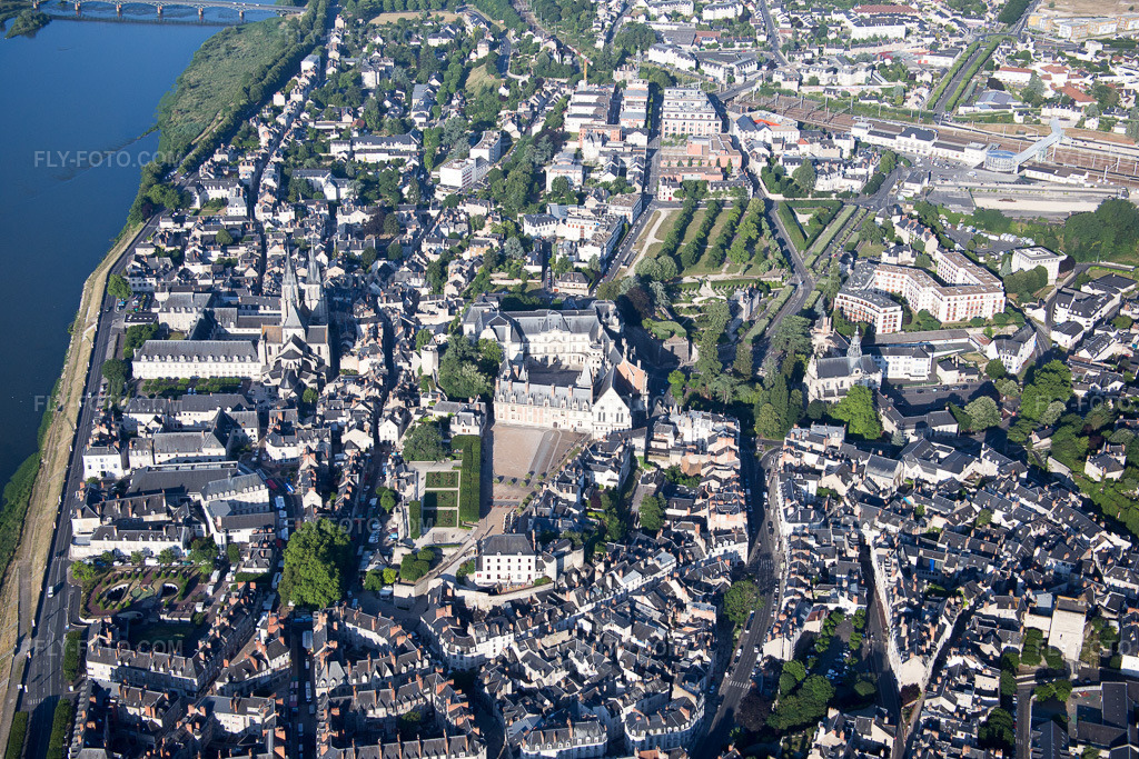 Aerial view: View of the town in Blois in the state Loir et Cher, France. – Photo: IMG_082057.jpg taken on 06/20/2015 by Werner Riehm/FLY-FOTO.com – Resolution of the original: 5472 x 3648 px