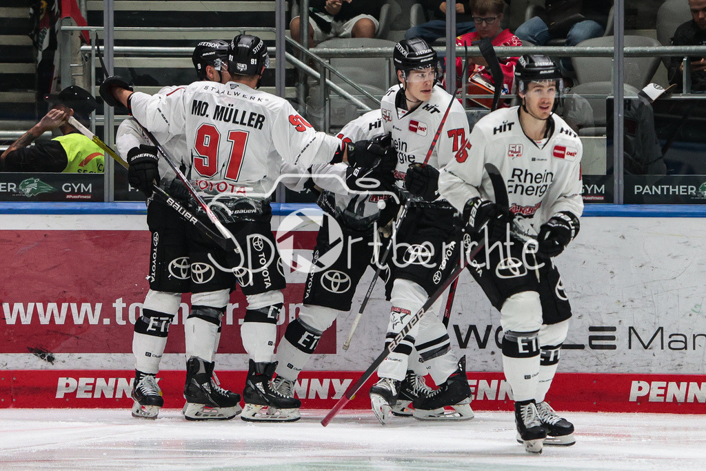 Augsburger Panther - Koelner Haie  | Die Gaeste jubeln nach dem Treffer zum 0-2 durch Nicholas BAPTISTE (KEC #13)