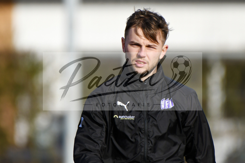 20200215_TRAOSN_0062 | Fussball, Herren: David Blacha (VfL Osnabrueck) schaut waehrend der Trainingseinheit des VfL Osnabrueck im Sportpark Illoshoehe am 15.02.2020 in Osnabrueck, Deutschland. - Realisiert mit Pictrs.com