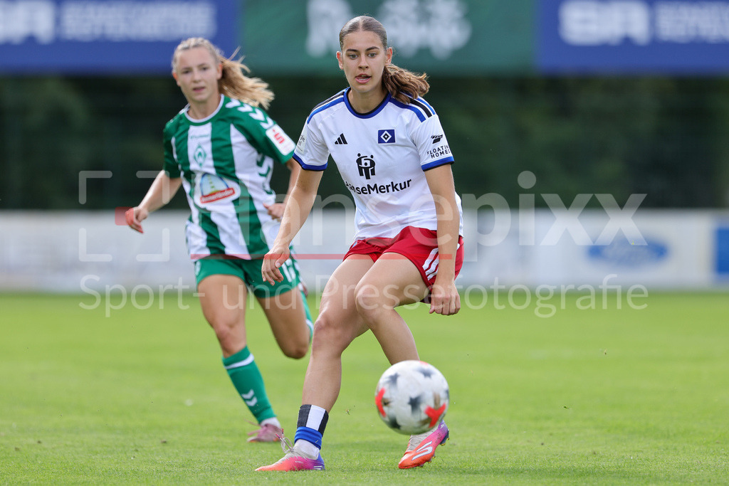 Fussball, Testspiel Frauen, SV Werder Bremen - Hamburger SV | Leni Eggert (Hamburger SV, HSV, 29) am Ball, Einzelbild, Ganzkörper, Aktion, Action, Spielszene