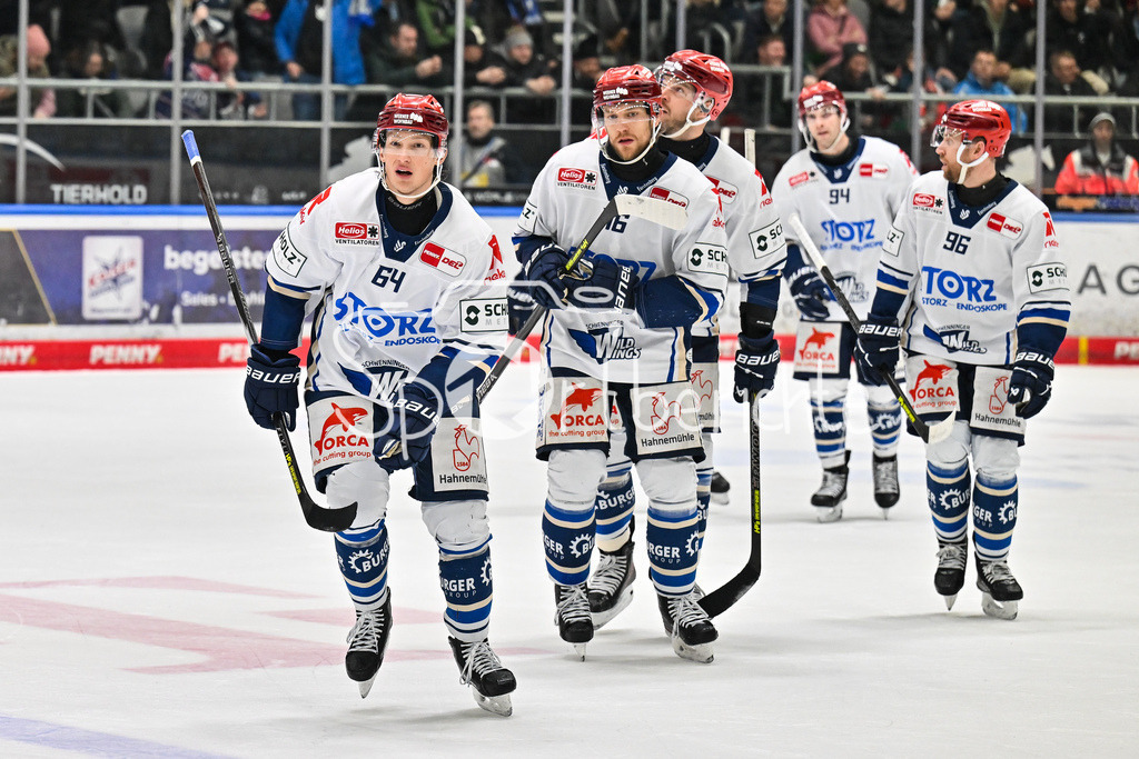 Augsburger Panther - Schwenninger Wild Wings | AUGSBURG, GERMANY - 02. JANUARY: Jubel der Wild Wings nach dem Treffer zum 6-7 Ausgleich durch Boaz BASSEN (Schwenninger Wild Wings 64) / Tor / Torschuetze / Freude / Happy während dem Match zwischen den Augsburger Panthern und den Schwenninger Wild Wings am 35. Spieltag der Penny DEL im Curt Frenzel Stadion