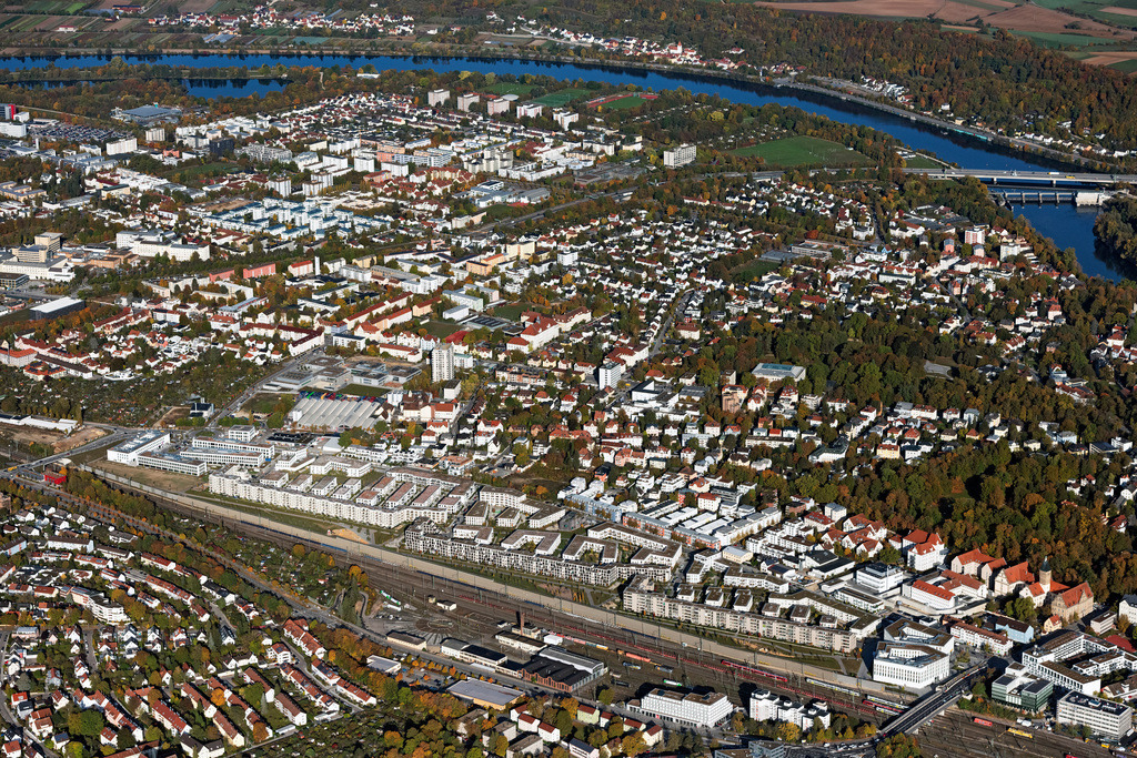 dr__0038702.jpg | REGENSBURG 23.10.2023 Wohngebiet einer Mehrfamilienhaussiedlung " Das DÖRNBERG " an der Kumpfmühler Straße Ecke Friedrich-Niedermeyer-Straße im Ortsteil Westviertel in Regensburg im Bundesland Bayern, Deutschland. Weiterführende Informationen bei: Allmann Sattler Wappner Architekten GmbH,  Bucher Properties GmbH,  Dörnberg-Viertel Projekt GmbH & Co. KG,  Hubert Haupt Immobilien Holding e.K.. // Residential area of a??a??a multi-family housing estate "Das DOeRNBERG" in the district of Westviertel in the district Westviertel in Regensburg in the state of Bavaria, Germany. Further information at: Allmann Sattler Wappner Architekten GmbH,  Bucher Properties GmbH,  Doernberg-Viertel Projekt GmbH & Co. KG,  Hubert Haupt Immobilien Holding e.K.. Foto: Daniel Reiter