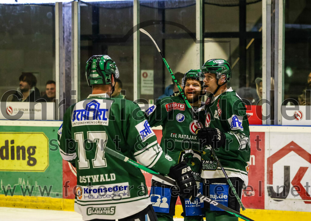 2023-11-12_133_TSV_Erding_gegen_EHC_Koenigsbrunn | Erding, Deutschland, 12.11.2023:
Eishockey, Bayernliga Vorrunde 2023 / 2024, 9. Spieltag, TSV Erding gegen EHC Königsbrunn, Endergebnis: 3:2

Elia Ostwald (Erding Gladiators, #17), Elias Maier (Erding Gladiators, #15)

Foto: Christian Riedel / fotografie-riedel.net