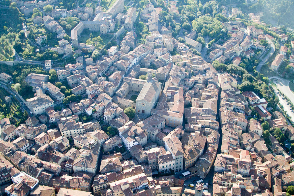 Aerial view: View of the town in Cortona in the state Arezzo, Italy. – Photo: IMG_43793.jpg taken on 07/29/2011 by Werner Riehm/FLY-FOTO.com – Resolution of the original: 4272 x 2848 px